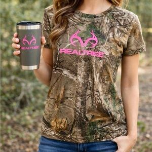 NWT Women’s Realtree Pink Logo Camouflage Tee size Medium